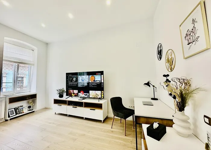 Clever Studio Near Central Shopping Center