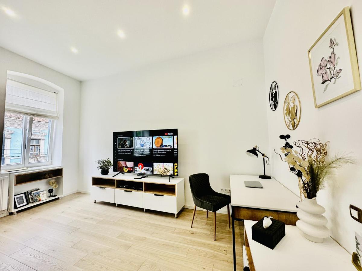 Apartment Clever Near Shopping Center